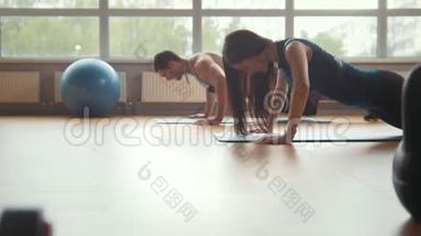 健身房健身-男女在健身房一起做俯卧撑-家庭健身